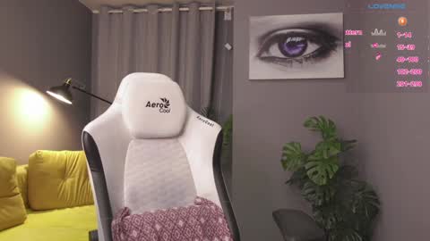 Snapshot of meganiex chatting on 12.17.24 MeganieX online show from 12.17.24