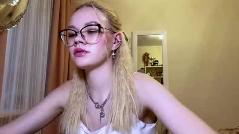 Mia online show from 04.14.26