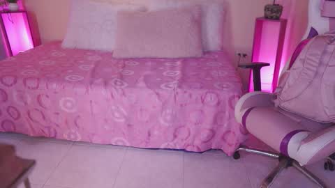 Snapshot of meggie_1j chatting on 11.24.25 Meggie 1J online show from 11.24.25