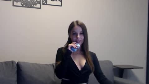 Snapshot of meladams chatting on 09.18.25 meladams online show from 09.18.25