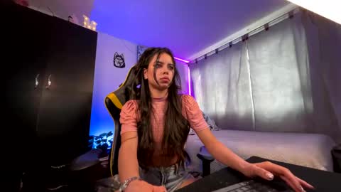Snapshot of melani_bear chatting on 10.18.25 MELANI online show from 10.18.25