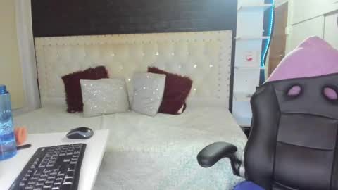 Snapshot of melanie_hh chatting on 03.11.25 Melanie online show from 03.11.25