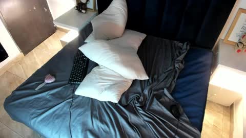 Melanie roux  online show from 04.02.26