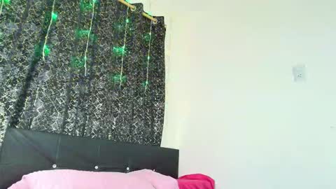 Snapshot of melannia_hills chatting on 09.19.25 melannia_hills online show from 09.19.25