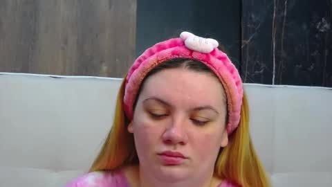 Snapshot of melanniebrown chatting on 12.16.25 melanniebrown online show from 12.16.25