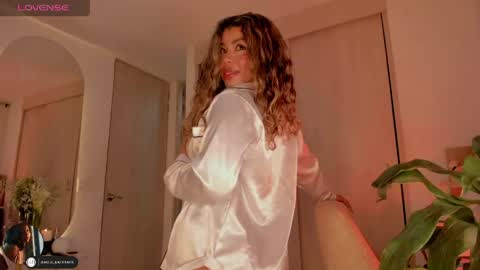 Snapshot of melina_ferrer1 chatting on 04.11.26 EI online show from 04.11.26