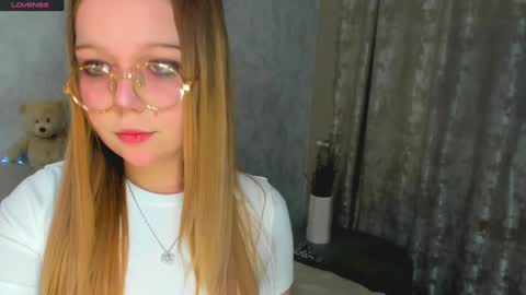 MelMooon online show from 01.14.25