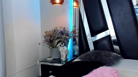 Snapshot of melody_suarez chatting on 12.19.24 MELODY online show from 12.19.24