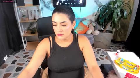 Snapshot of melodysnow chatting on 12.19.25 melodysnow online show from 12.19.25