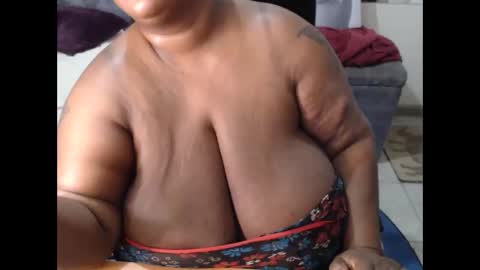 Snapshot of mency1980 chatting on 11.18.25 bigboobsass online show from 11.18.25