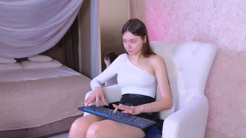 Snapshot of meow_mellie chatting on 03.11.25 meow_mellie online show from 03.11.25