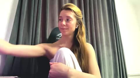 Snapshot of meredithboehmer chatting on 12.17.25 Mary online show from 12.17.25