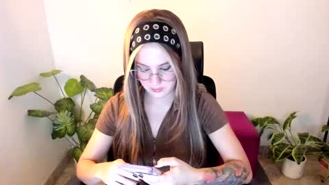 laura 3 i am independent model online show from 10.12.25