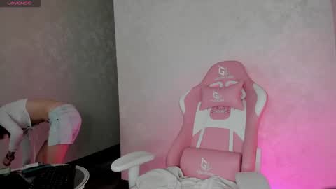 Mia  GMT7 Mon Tue Wen Thur 1000am-0300pm Sat 0300am-0900am online show from 12.30.24