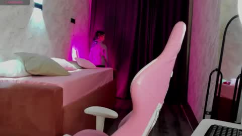 Mia  GMT7 Mon Tue Wen Thur 1000am-0300pm Sat 0300am-0900am online show from 11.18.25