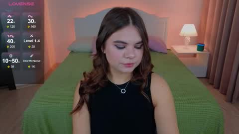 Snapshot of mia__moon__ chatting on 09.17.25 Mia online show from 09.17.25