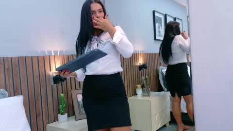 Mia Bellefort online show from 04.06.26