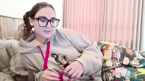 Snapshot of mia_boone chatting on 12.16.25 mia_boone online show from 12.16.25