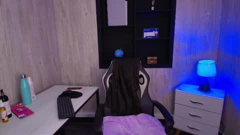 mia_esposito2 online show from 11.28.25