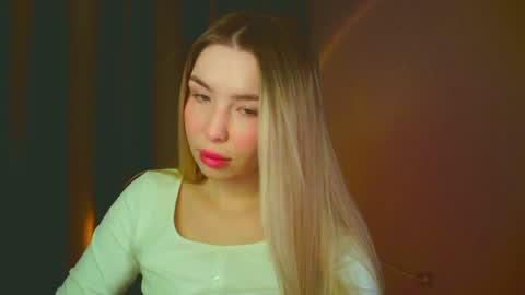 Snapshot of mia_fleur_ chatting on 01.07.25 Mia online show from 01.07.25