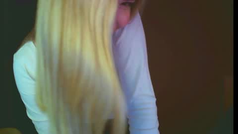 Snapshot of mia_fleur_ chatting on 01.21.25 Mia online show from 01.21.25