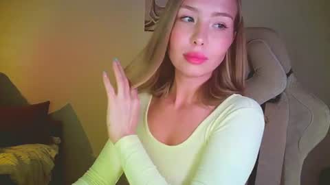 Snapshot of mia_fleur_ chatting on 06.17.26 Mia online show from 06.17.26