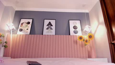 Mia  online show from 04.15.26