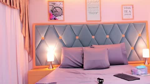 Snapshot of mia_littledoll chatting on 11.17.25 Mia online show from 11.17.25