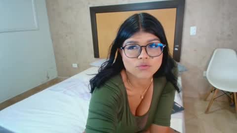 MIALOPEZ      .     Y      .      online show from 10.02.25