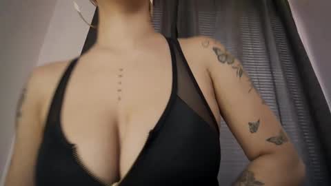 mia independent model online show from 10.03.25