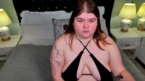 Snapshot of mia_of_your_dreams chatting on 11.30.25 Sweet Mia online show from 11.30.25