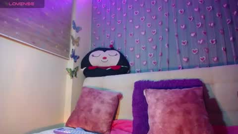 Snapshot of mia_petitebaby chatting on 07.17.26 Ma online show from 07.17.26