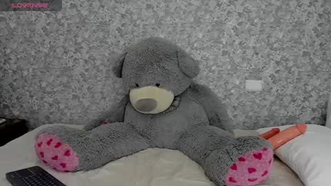 Mia online show from 04.14.26