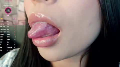 Snapshot of mia_roux1 chatting on 12.05.25 Mia online show from 12.05.25