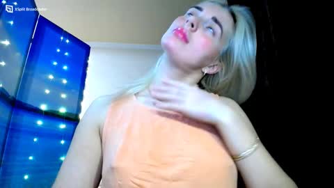 Snapshot of mia_sunnyy chatting on 12.08.24 Mia. online show from 12.08.24