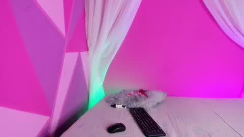 Mia online show from 11.27.25