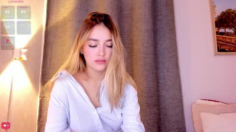 Mia White  online show from 10.21.25