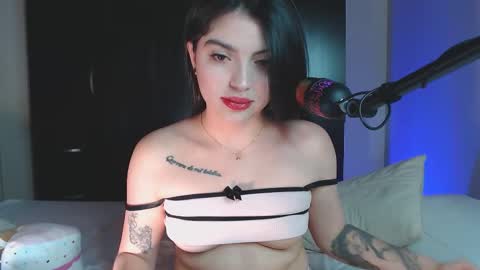 Snapshot of miaabroown chatting on 09.22.25 Mia online show from 09.22.25
