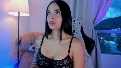 Snapshot of miaagomez chatting on 11.08.25 Mia online show from 11.08.25