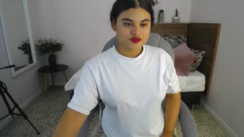 Snapshot of miabloomm chatting on 10.23.25 Miabloomm online show from 10.23.25