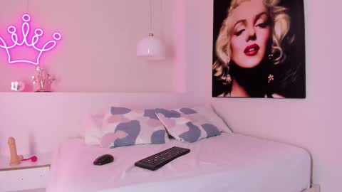 Snapshot of miabrown_gh chatting on 11.27.25 Mia online show from 11.27.25