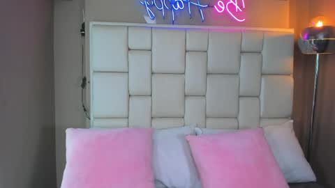 Mia Camille online show from 04.01.26