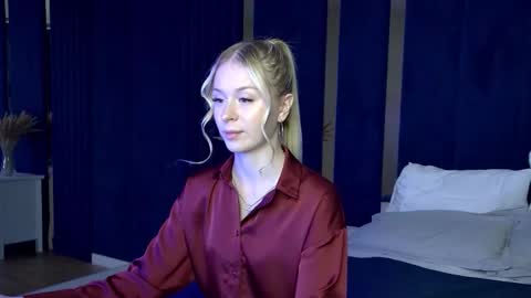 Snapshot of miagraces chatting on 09.18.25 Mia online show from 09.18.25