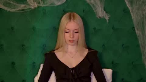 Mia online show from 11.05.25