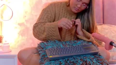 Mia online show from 04.11.26