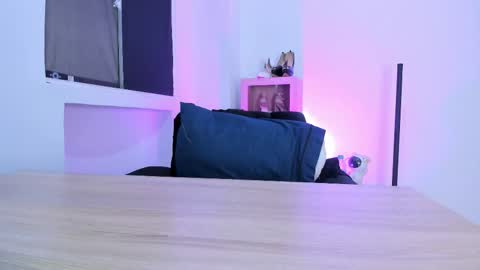 Snapshot of mialenox chatting on 12.14.25 Mia Lenox online show from 12.14.25