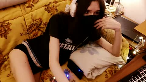 Snapshot of miaowhowl chatting on 02.05.25 Kristien online show from 02.05.25