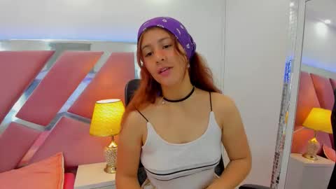 Snapshot of miaqueen021 chatting on 11.18.25 Sweetie Mia online show from 11.18.25