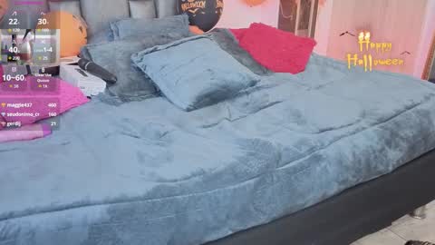 Snapshot of miarobertsmilf chatting on 10.31.25 Mia Milf online show from 10.31.25