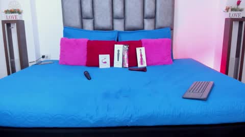 Snapshot of miarobertsmilf chatting on 11.06.25 Mia Milf online show from 11.06.25